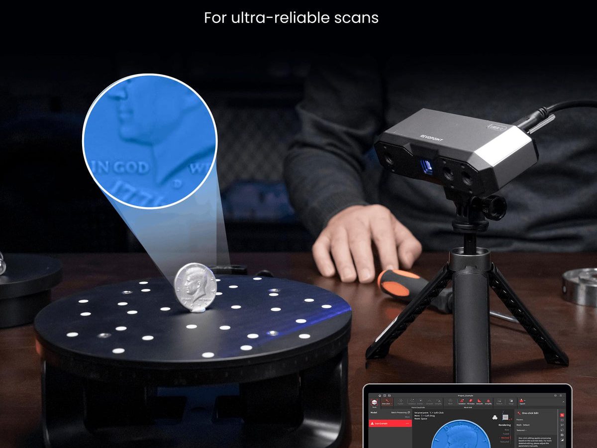 Scanner 3D Revopoint Mini 2 no tripé escaneando uma moeda na base giratória